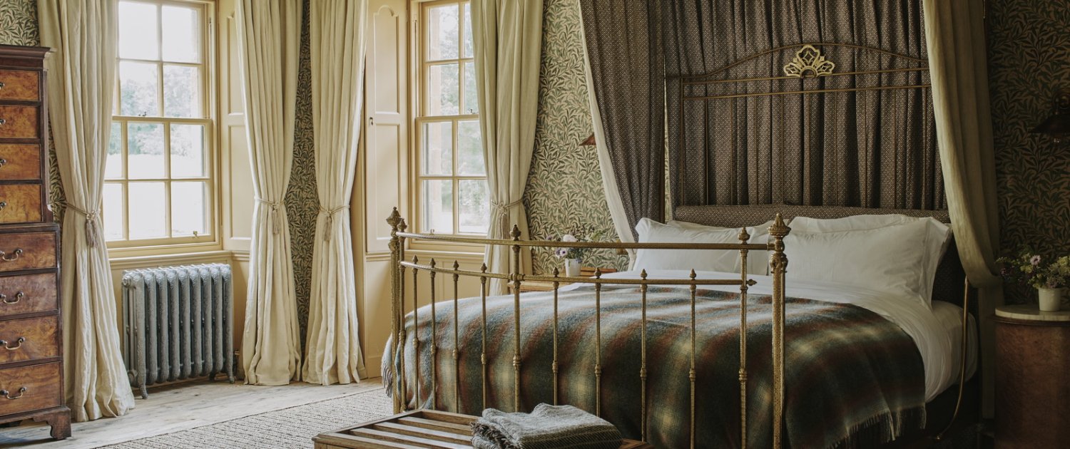 Aldourie - Bedroom Brass bed 1600